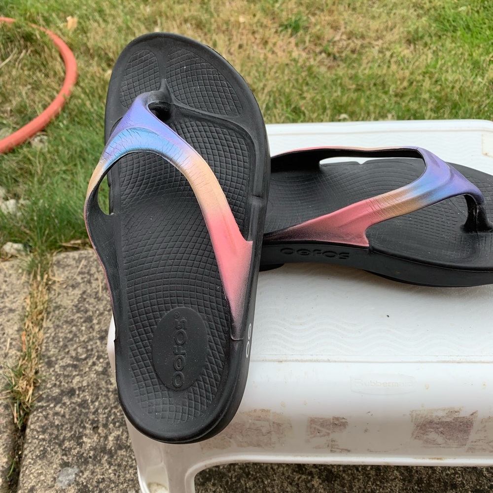 OOFOS Women's Black and Multicolor Sandals